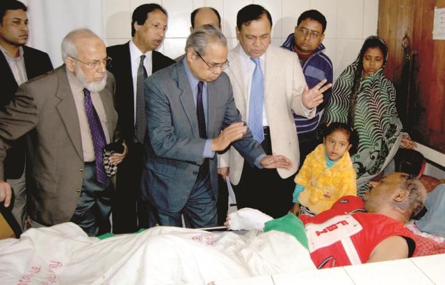 Chief Election Commissioner Kazi Rakib Uddin Ahmed visited arson victims at Burn Unit of Dhaka Medical College and Hospital on Tuesday.