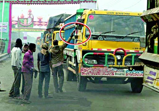 Open extortion on the highways after postponement of blockade by 18-party alliance near Daulatdia Ferryghat on Sunday.