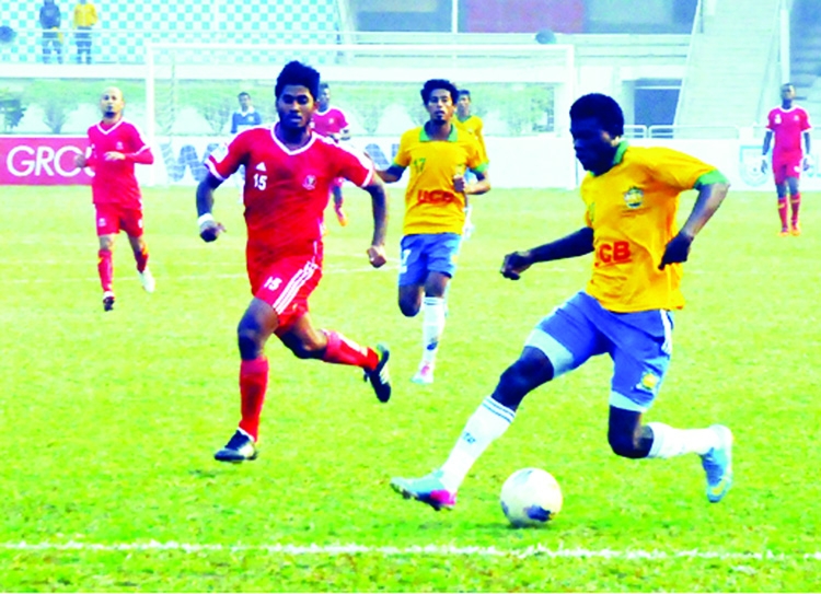 An action from the Bangladesh Premier League Football match between Sheikh Jamal Dhanmondi Club and Muktijoddha Sangsad Krira Chakra at the Bangabandhu National Stadium on Friday. Agency photo