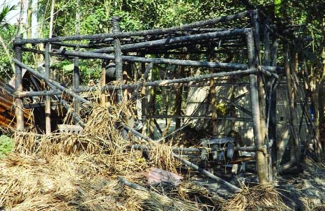 THAKURGAON: Miscreants set fire on house of freedom fighter Mojammel Haque on Wednesday night.