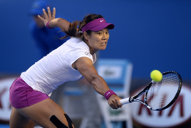 Li Na of China makes a backhand return to Dominika Cibulkova of Slovakia during their women's singles final at the Australian Open tennis championship in Melbourne, Australia on Saturday.