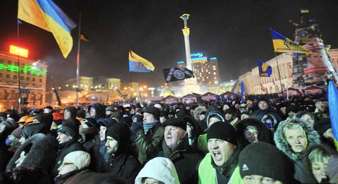 Protesters created a corridor to allow police to leave Ukrainian House overnight.