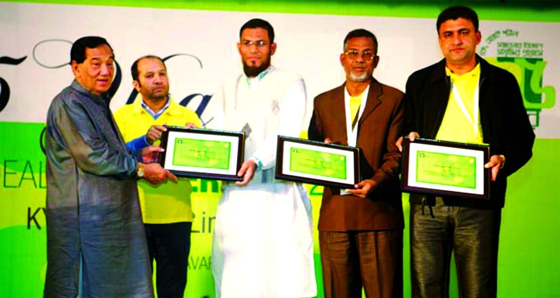 Khalilur Rahman, Chairman of KDS Group, distributing certificates and prizes among the best dealers and distributors of KY Steel Mills Ltd on the occasion of the company's 25th anniversary and Dealer Conference at Brac CDM, Savar on Friday.