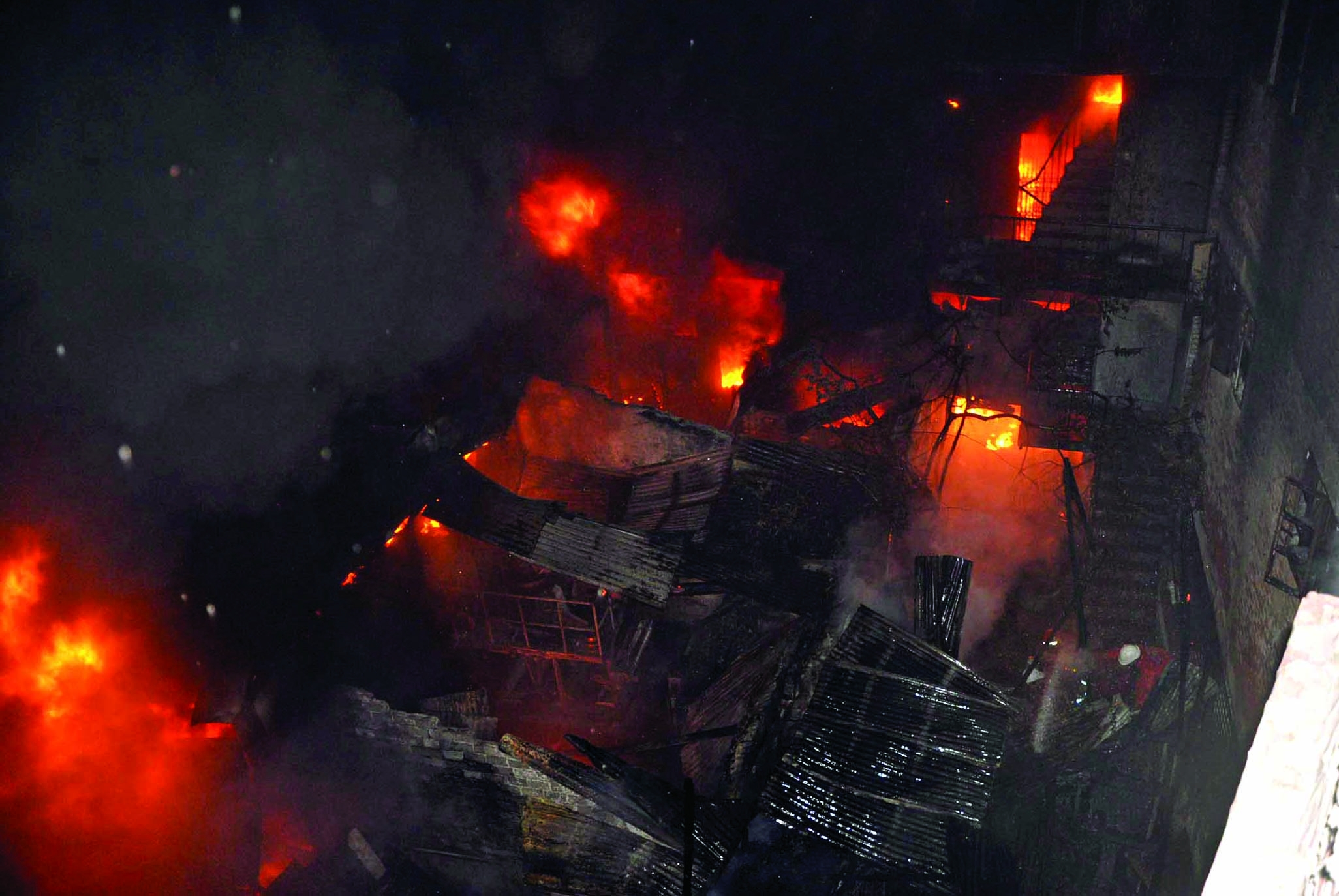 A devastating fire broke out at a soap factory in old city's Kashaituli on Saturday.