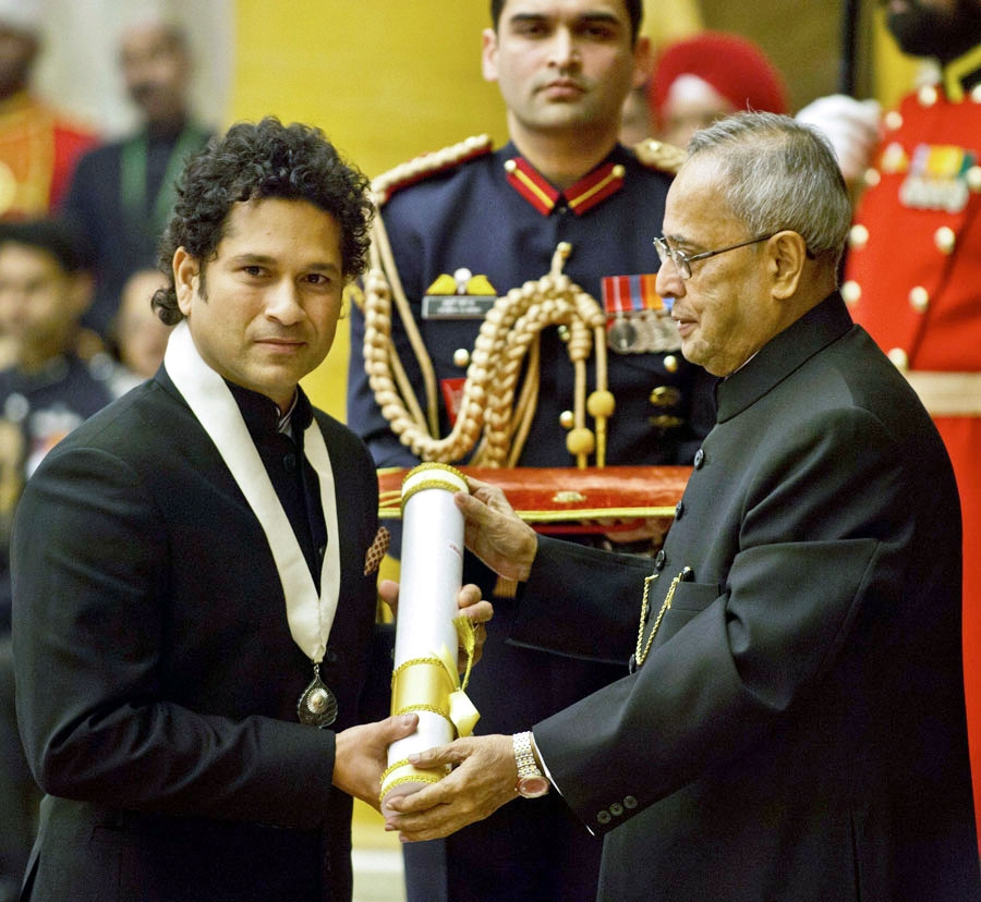 Sachin Tendulkar receives the Bharat Ratna from Indian President Pranab Mukherjee, Delhi on Tuesday.