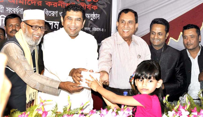 Didarul Alam MP distributing prizes among the meritorious students organised by Jagaran Sanga in Chittagong yesterday.