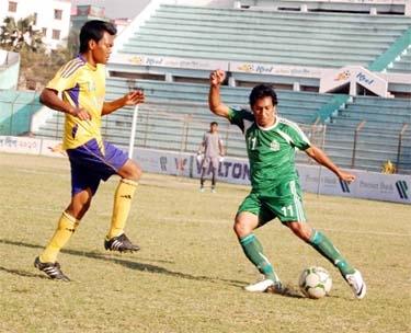 An action from Premier Bank Bangladesh Championship League between Victoria Sporting Club and Agrani Bank Sporting Club at the Bir Shrestha Shaheed Sepoy Mohammad Mostafa Kamal Stadium at Kamlapur on Saturday.