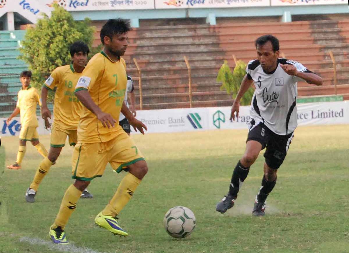 Action from the Premier Bank Bangladesh Championship League match between Rahmatganj MFS and Arambagh KS at the Bir Shrestho Shaheed Sepoy Mostafa Kamal Stadium in Kamalapur on Saturday.