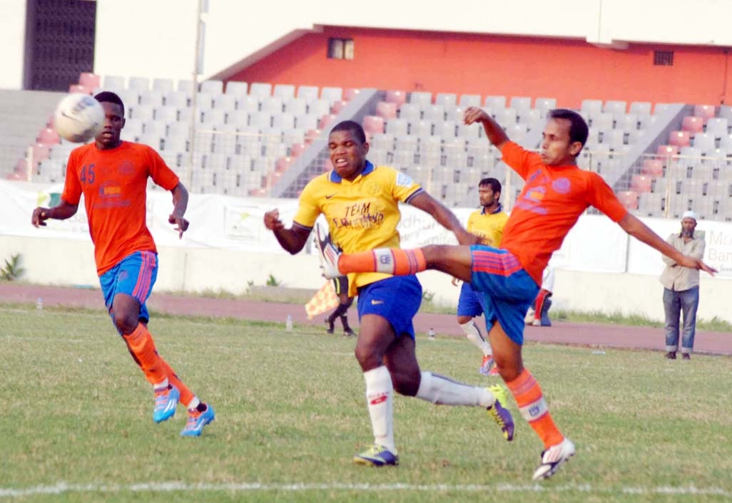 A scene from the quarter final match of the Modhumoti Bank Independence Cup Football Tournament between Brothers Union Limited and Team BJMC held at the Bangabandhu National Stadium on Tuesday.