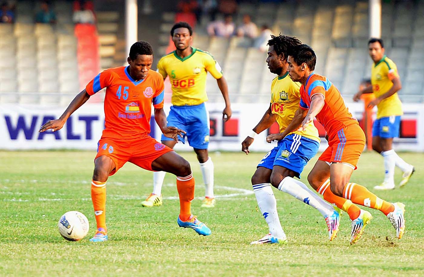 A scene from the match of the Nitol Tata Bangladesh Premier Football League between Sheikh Jamal Dhanmondi Club and Brothers Union Club at the Bangabandhu National Stadium on Tuesday. Sheikh Jamal won the match 3-2.