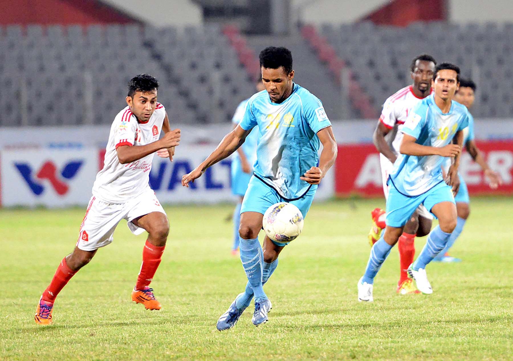 Action from the Nitol-Tata Bangladesh Premier Football League between Dhaka Abahani Limited and Soccer Club, Feni at the Bangabandhu National Stadium on Wednesday.