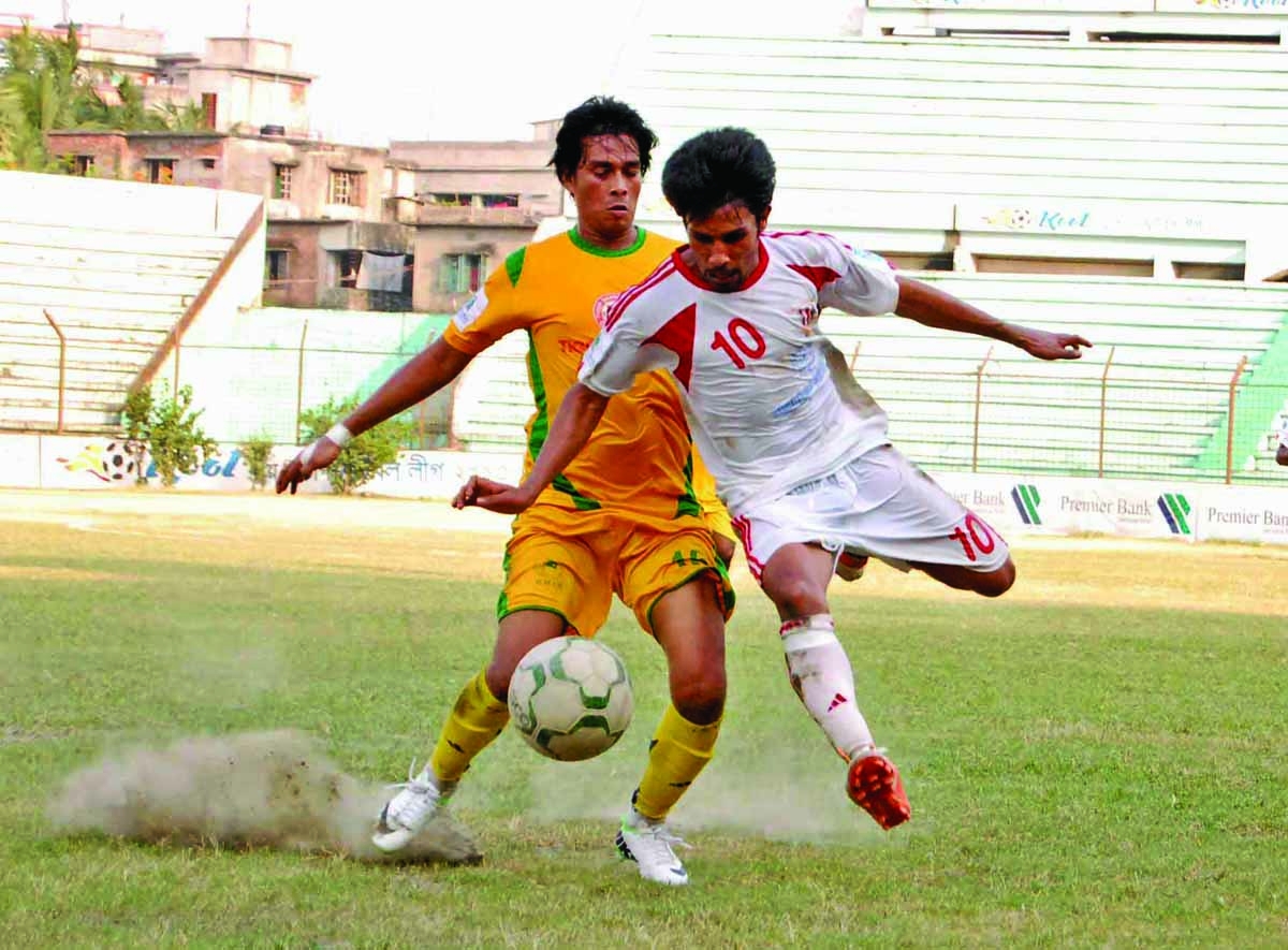 A scene from the football match of the Premier Bank Bangladesh Championship League between Rahmatganj MFS and Wari Club at the Bir Shreshtha Shaheed Sepoy Mohammad Mostafa Kamal Stadium in Kamalapur on Sunday. Rahmatganj beat Wari Club by 2-1 goals.