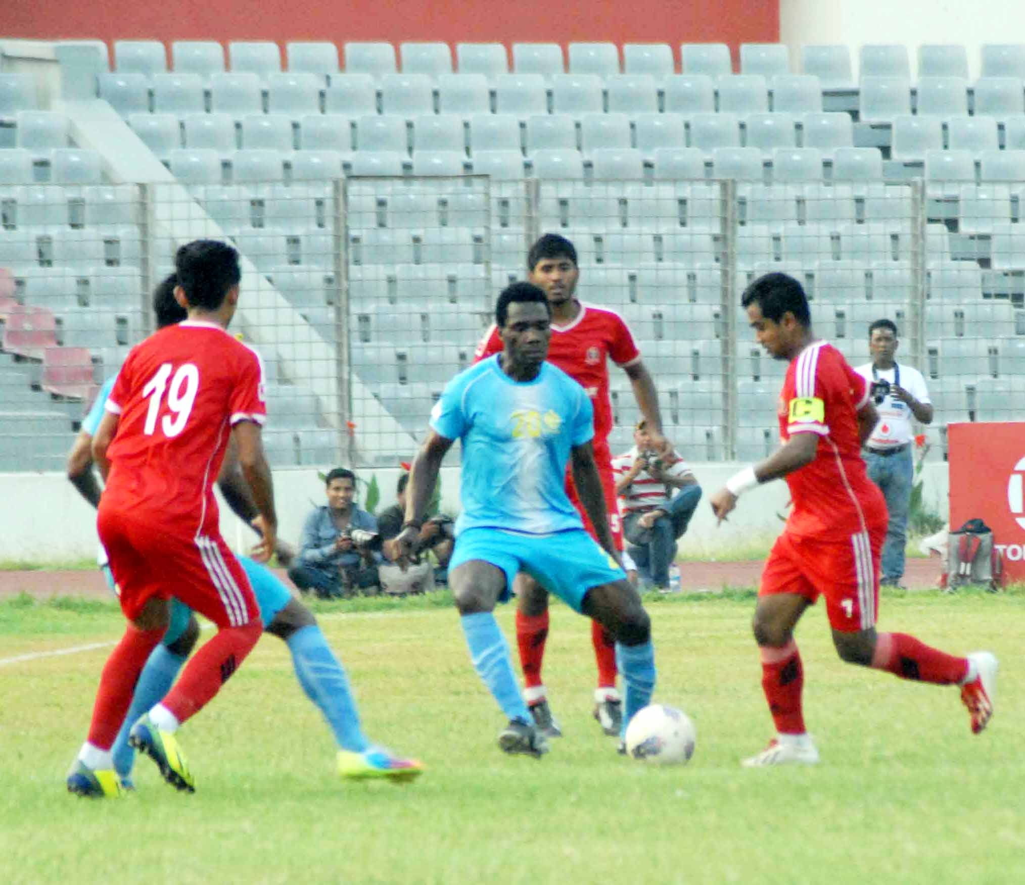 A scene from the Nitol Tata Bangladesh Premier Football League between Muktijoddha Sangsad KC and Abahani Limited at the Bangabandhu National Stadium on Monday.