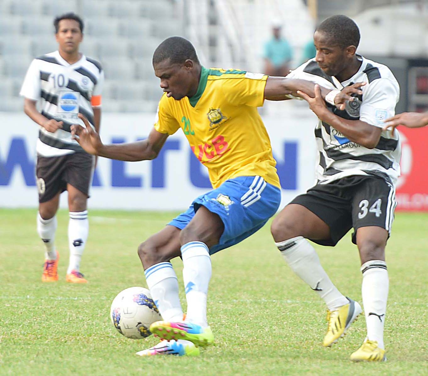An exciting moment of the match of the Nitol Tata Bangladesh Premier Football League between Sheikh Jamal Dhanmondi Club and Dhaka Mohammedan Sporting Club Limited at the Bangabandhu National Stadium on Thursday. Sheikh Jamal won the match 3-0.