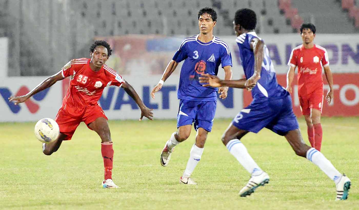 An action from the match of Nitol Tata Premier Football League between Uttar Baridhara Club and Soccer Club, Feni at the Bangabandhu National Stadium on Monday. The match ended in 1-1 draw.