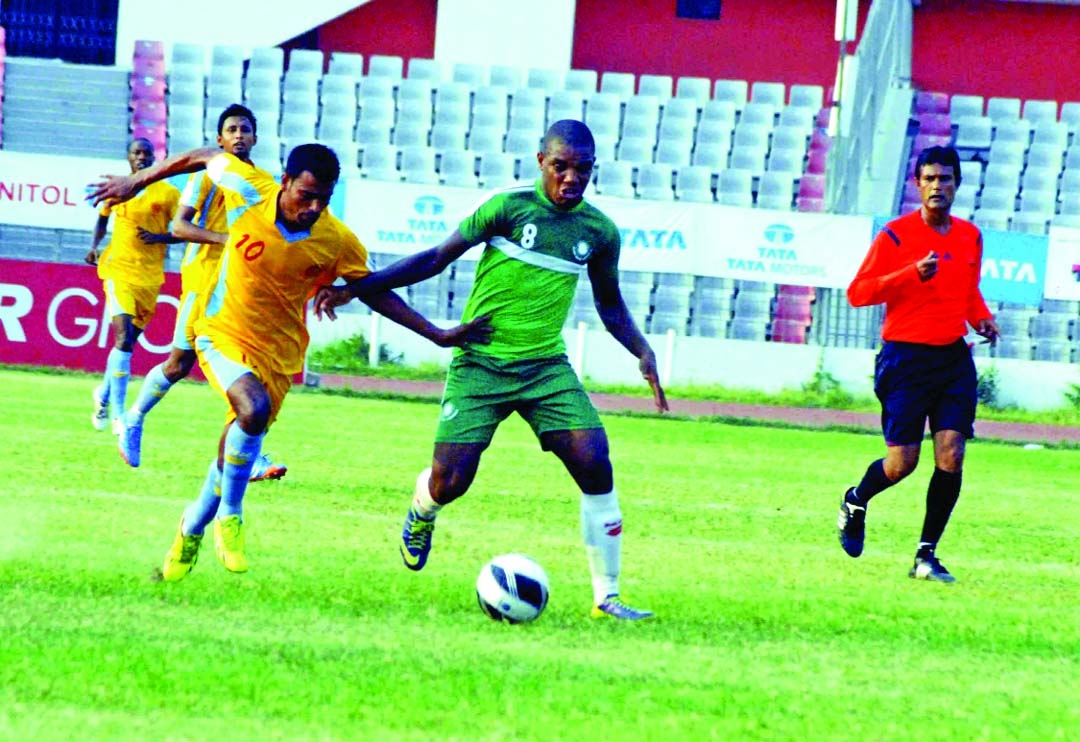 An action from Bangladesh Premier Football League match between BJMC and Chittagong Abahani at the Bangabandhu National Stadium on Friday.