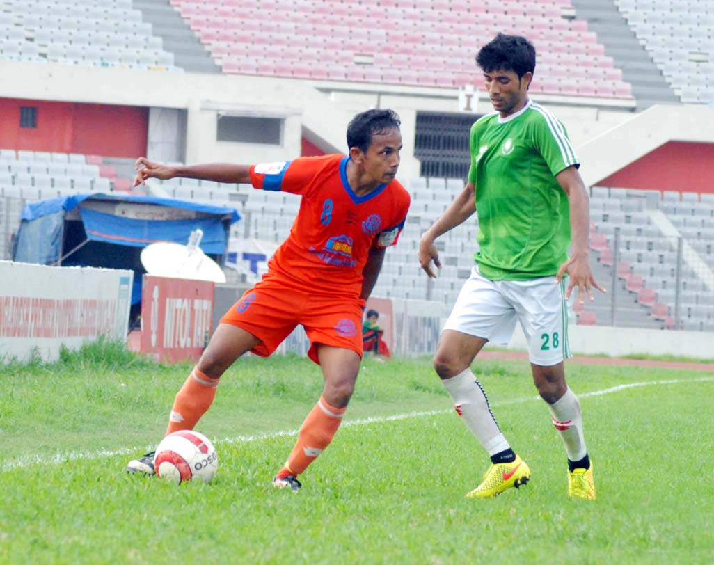 A moment of the match of the Nitol Tata Bangladesh Premier Football League between Team BJMC and Brothers Union at the Bangabandhu National Stadium on Wednesday. Team BJMC won the match 2-1.