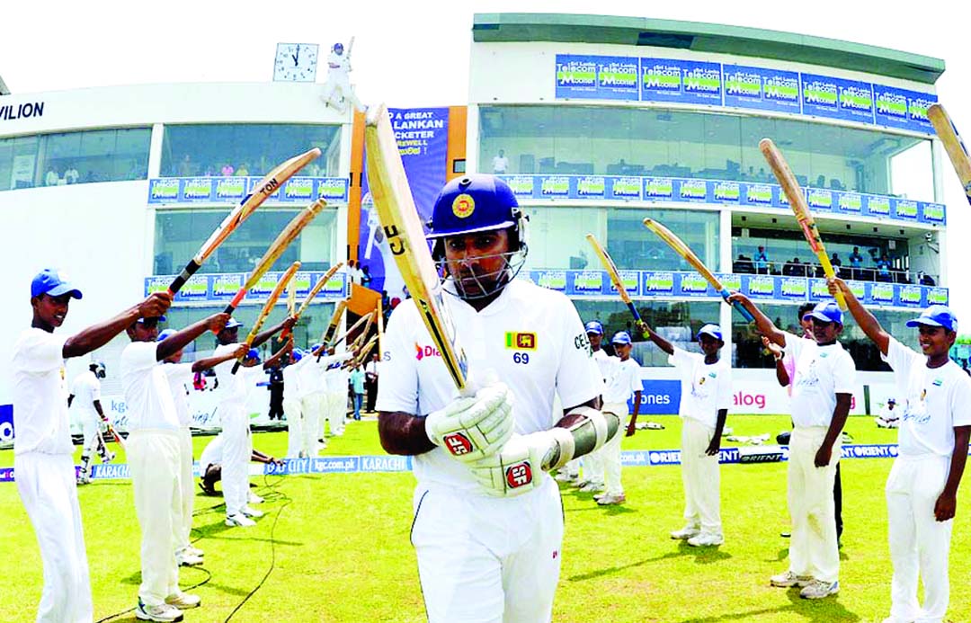 A moment to remember for Mahela Jayawardene as he walked out to bat on the 3rd day of 1st Test between Sri Lanka and Pakistan at Galle on Friday.