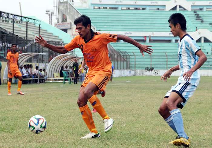 A scene from the match of the Bengal Group Senior Division Football League between Fakirerpool Youngmens Club and Bashabo Tarun Sangha at the Bir Shreshtha Shaheed Sepoy Mohammad Mostafa Kamal Stadium in Kamalapur on Wednesday. Fakirerpool won the match 4