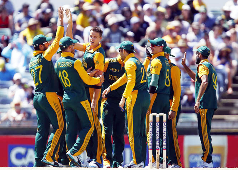 South Africa's Morne Morkel (center left) is congratulated after taking the wicket of Australia's Mitchell Johnson (not pictured) during their second one day international cricket match in Perth, Australia on Sunday.