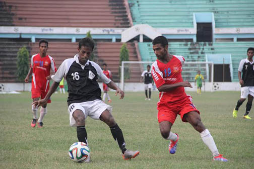 A view of the match of the Bengal Group Senior Division Football League between Dhaka Wanderers Club and T&T Club, Motijheel at the Bangabandhu National Stadium on Sunday. Dhaka Wanderers won the match 1-0.