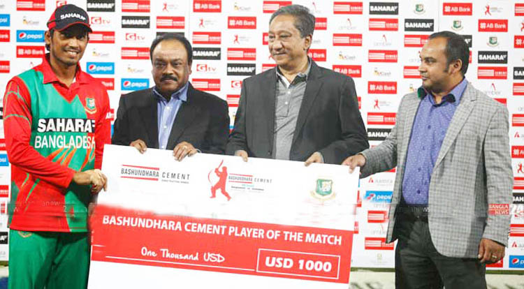 Anamul Haque receiving the Player of the Match award from Mahbub Morshed Hasan, Advisor of Chairman of Bashundhara Group at the Sher-e-Bangla National Cricket Stadium in Mirpur on Wednesday. President of BCB Nazmul Hassan was also present at the prize-giv
