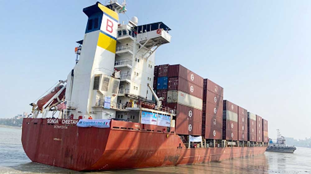 Container vessel MV Songa Cheeta of Italy leaves Ctg port on Monday. NN photo