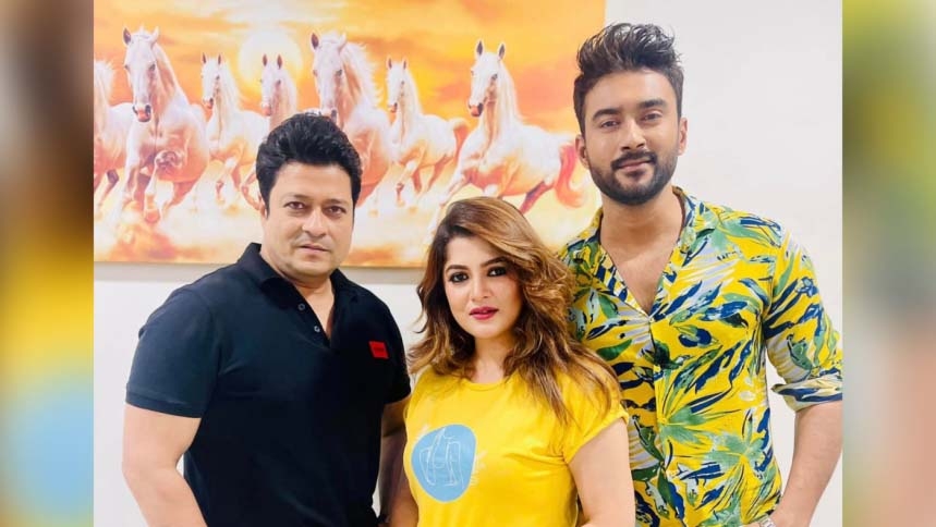 Ferdous, Srabanti Chatterjee and Roshan at a photo session