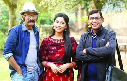 Director Salauddin Lavlu, actress Nayma Alam Maha and actor Chanchal Chowdhury at a photo session on the shooting spot of serial ‘Shonda Panda’