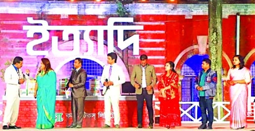 Hanif Sanket (extreme left) briefing the participants of the year ending popular television magazine, Ityadi in the open yard of Feni Government Pilot High School in Feni recently.
