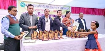 Chief Guest Mir Naseef Hossain (3rd from right) presenting mementos to meritorious students of Noapara Sammilani High School and Kindergarten in Raozan.