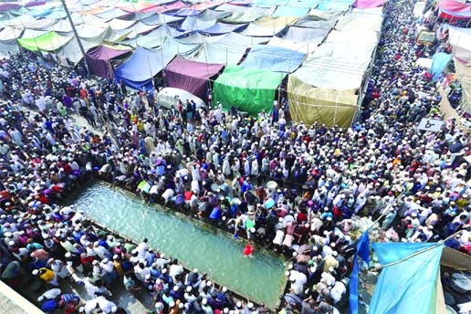 Thousands of devotees attend the Jummah prayers yesterday at the second phase of Bishwa Ijtema on the banks of Turag River at Tongi in Gazipur.