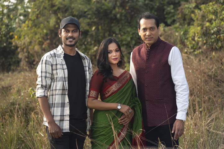 Singer Dhruba Guha (right) along with models of his song - Akash and Ria at a photo session