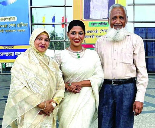 Actress Azmeri Haque Badhon (centre) along with her parents at the National Film Awards giving ceremony on Thursday.