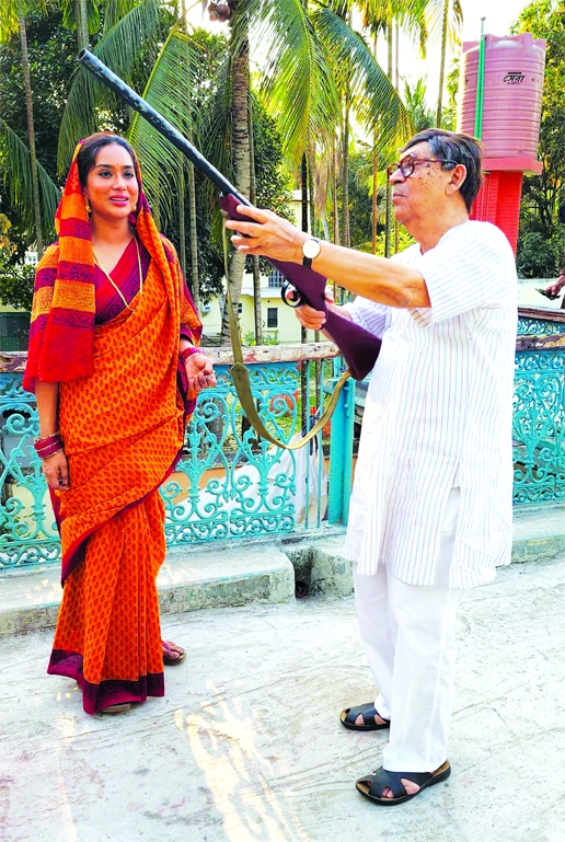 Noted actor and director Abul Hayat gives direction to Mamo in the shooting spot of the drama ‘Olot Palot’ in Manikganj